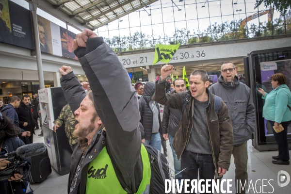 Premier jour de la greve nationale a la SNCF à Paris: AG et manifestations