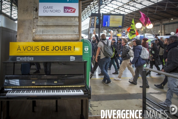 Premier jour de la greve nationale a la SNCF à Paris: AG et manifestations