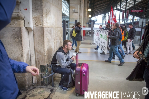 Premier jour de la greve nationale a la SNCF à Paris: AG et manifestations