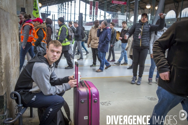 Premier jour de la greve nationale a la SNCF à Paris: AG et manifestations