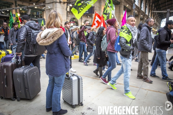 Premier jour de la greve nationale a la SNCF à Paris: AG et manifestations