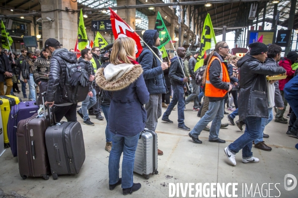 Premier jour de la greve nationale a la SNCF à Paris: AG et manifestations