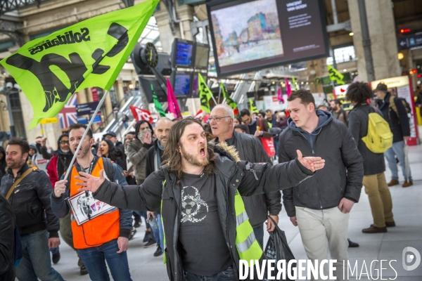 Premier jour de la greve nationale a la SNCF à Paris: AG et manifestations