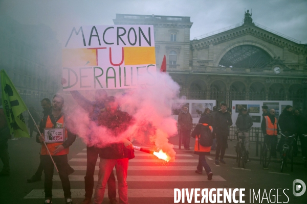 Premier jour de la greve nationale a la SNCF à Paris: AG et manifestations