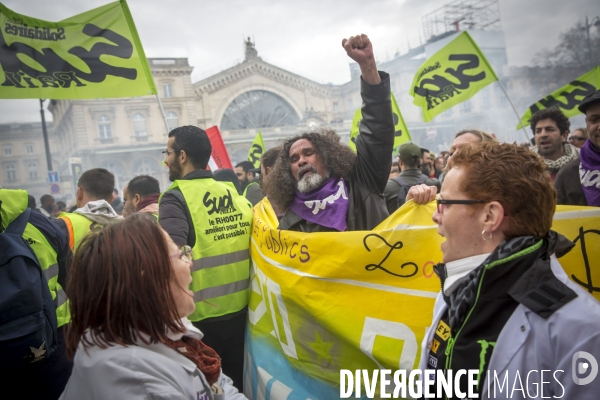 Premier jour de la greve nationale a la SNCF à Paris: AG et manifestations