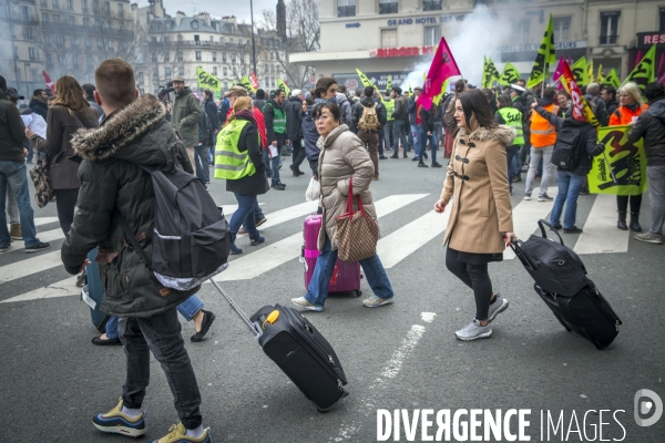 Premier jour de la greve nationale a la SNCF à Paris: AG et manifestations