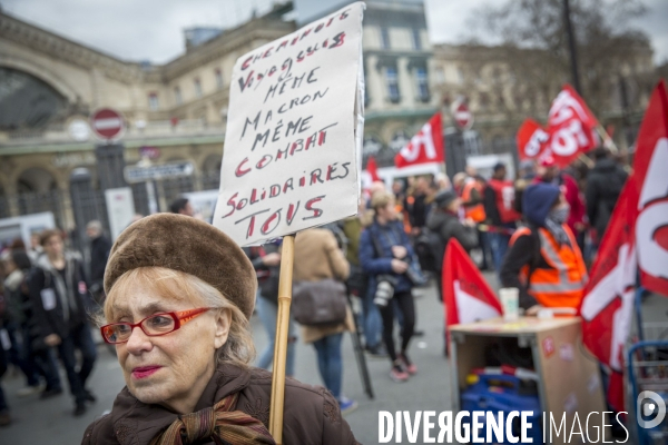 Premier jour de la greve nationale a la SNCF à Paris: AG et manifestations