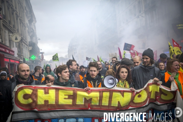 Premier jour de la greve nationale a la SNCF à Paris: AG et manifestations