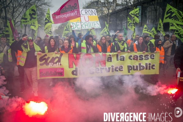 Premier jour de la greve nationale a la SNCF à Paris: AG et manifestations