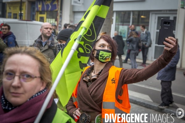 Premier jour de la greve nationale a la SNCF à Paris: AG et manifestations