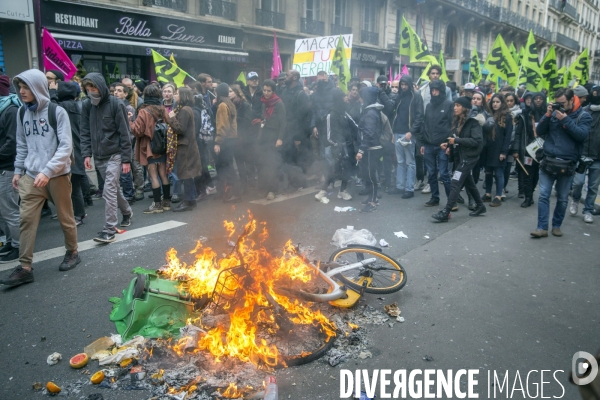 Premier jour de la greve nationale a la SNCF à Paris: AG et manifestations