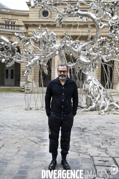 L'artiste indien Subodh Gupta installe ses œuvres à base d