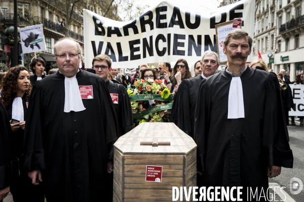 Manifestation nationale des avocats et professionnels de la justice à Paris.