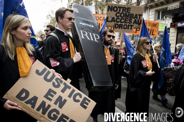 Manifestation nationale des avocats et professionnels de la justice à Paris.