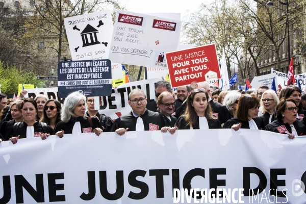 Manifestation nationale des avocats et professionnels de la justice à Paris.