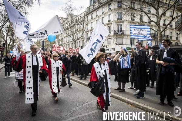 Manifestation nationale des avocats et professionnels de la justice à Paris.