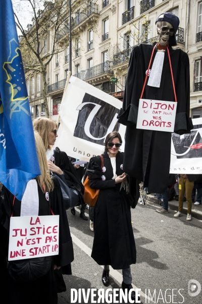 Manifestation nationale des avocats et professionnels de la justice à Paris.