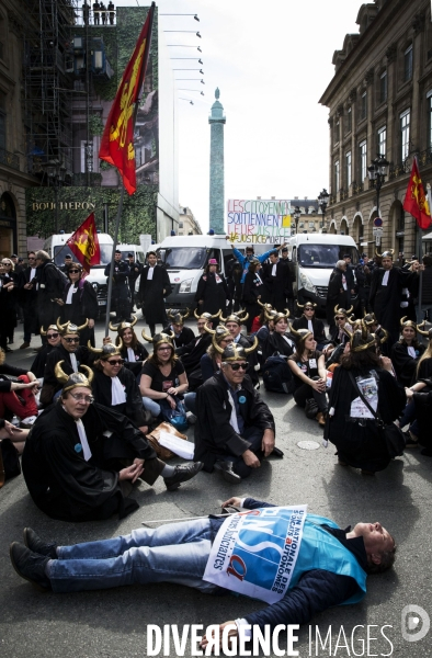 Manifestation nationale des avocats et professionnels de la justice à Paris.