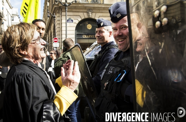 Manifestation nationale des avocats et professionnels de la justice à Paris.