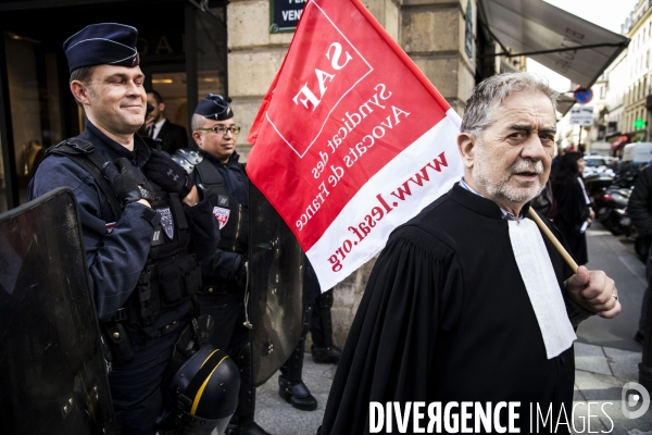 Manifestation nationale des avocats et professionnels de la justice à Paris.