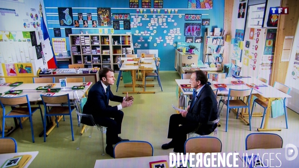 Photos d écran d  Emmanuel MACRON invité au journal de 13h de Jean-Pierre PERNAUT sur TF1.