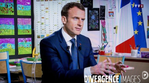 Photos d écran d  Emmanuel MACRON invité au journal de 13h de Jean-Pierre PERNAUT sur TF1.