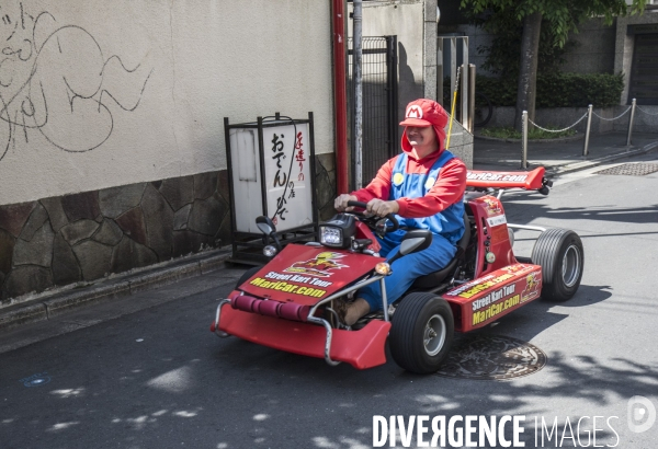 Visiter tokyo en karting habille en mario