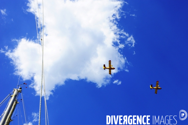 Feux region Paca . Survol de Canadairs
