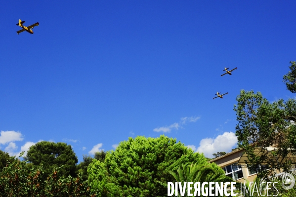 Feux region Paca . Survol de Canadairs