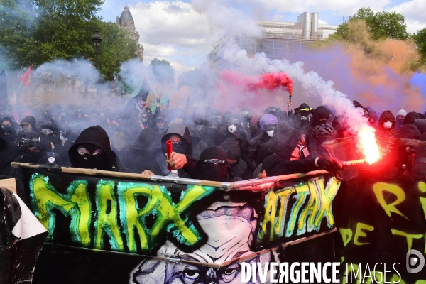 Black blocs au défilé du 1er Mai 2018. May Day masked Black Blocs Clash in Paris.