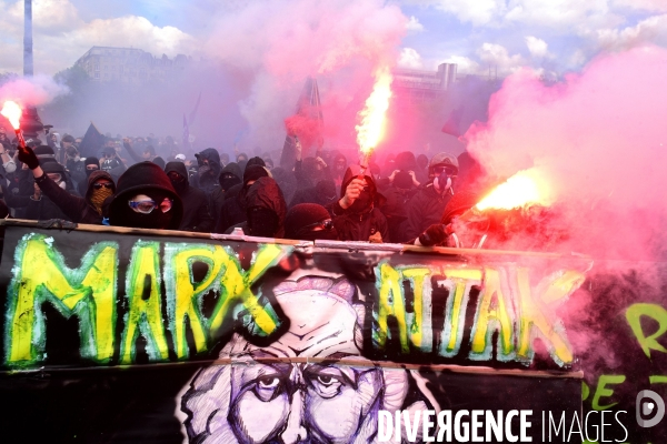 Black blocs au défilé du 1er Mai 2018. May Day masked Black Blocs Clash in Paris.