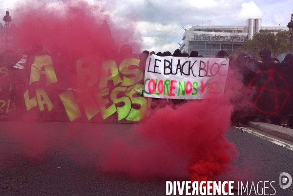Black blocs au défilé du 1er Mai 2018. May Day masked Black Blocs Clash in Paris.