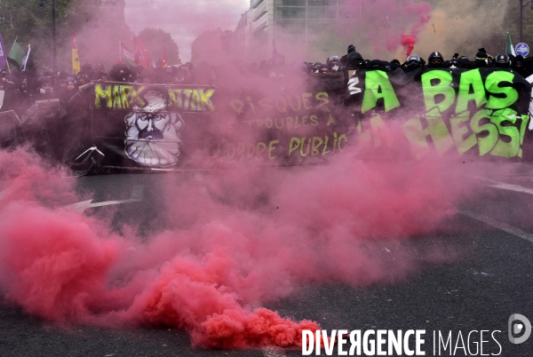 Black blocs au défilé du 1er Mai 2018. May Day masked Black Blocs Clash in Paris.