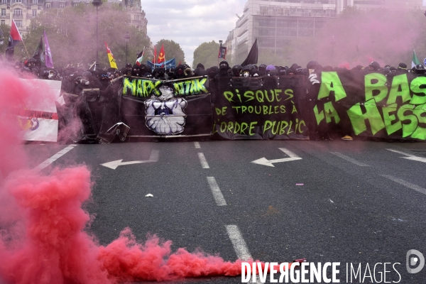 Black blocs au défilé du 1er Mai 2018. May Day masked Black Blocs Clash in Paris.