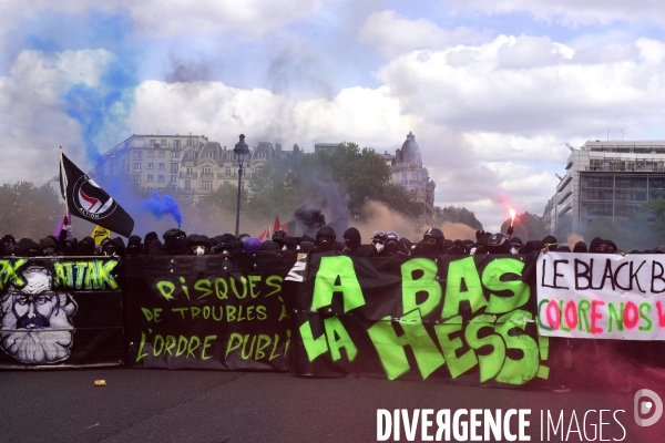 Black blocs au défilé du 1er Mai 2018. May Day masked Black Blocs Clash in Paris.