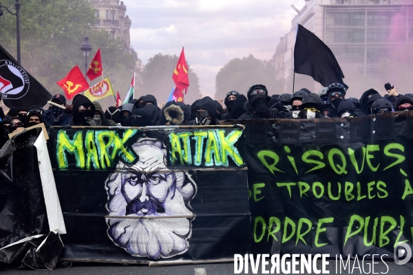 Black blocs au défilé du 1er Mai 2018. May Day masked Black Blocs Clash in Paris.