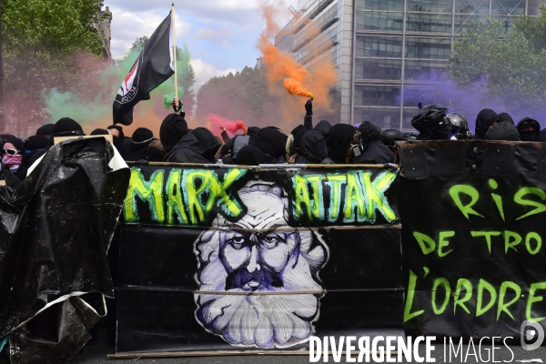 Black blocs au défilé du 1er Mai 2018. May Day masked Black Blocs Clash in Paris.