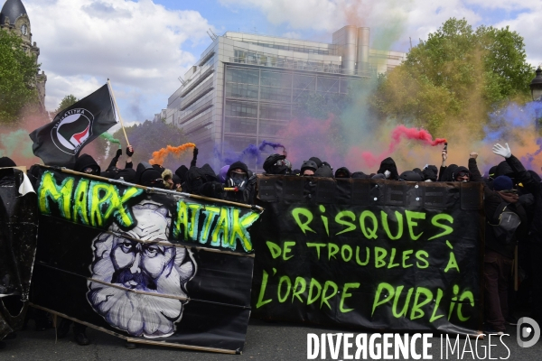 Black blocs au défilé du 1er Mai 2018. May Day masked Black Blocs Clash in Paris.