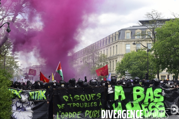 Black blocs au défilé du 1er Mai 2018. May Day masked Black Blocs Clash in Paris.