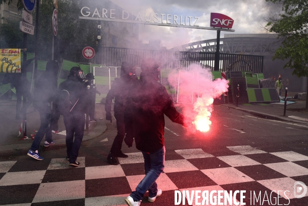 Black blocs au défilé du 1er Mai 2018. May Day masked Black Blocs Clash in Paris.