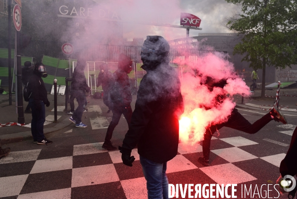 Black blocs au défilé du 1er Mai 2018. May Day masked Black Blocs Clash in Paris.