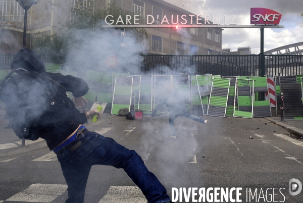 Black blocs au défilé du 1er Mai 2018. May Day masked Black Blocs Clash in Paris.
