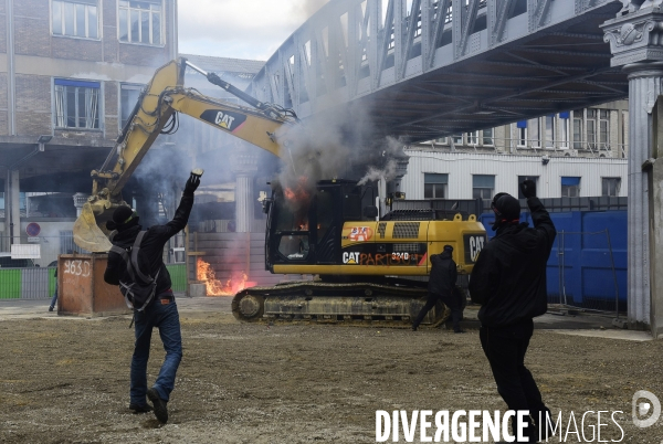 Black blocs au défilé du 1er Mai 2018. May Day masked Black Blocs Clash in Paris.