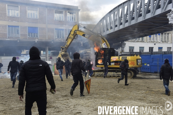 Black blocs au défilé du 1er Mai 2018. May Day masked Black Blocs Clash in Paris.