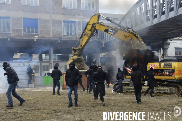 Black blocs au défilé du 1er Mai 2018. May Day masked Black Blocs Clash in Paris.