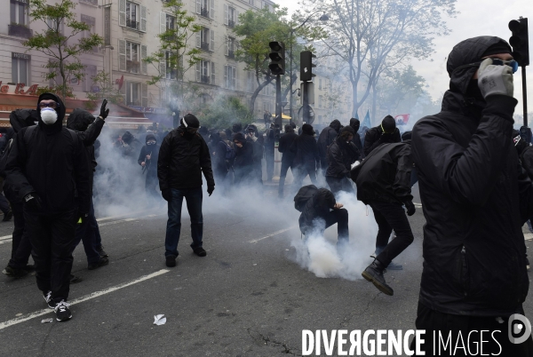 Black blocs au défilé du 1er Mai 2018. May Day masked Black Blocs Clash in Paris.