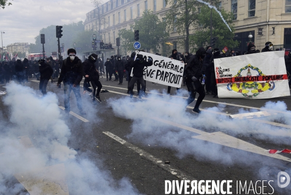 Black blocs au défilé du 1er Mai 2018. May Day masked Black Blocs Clash in Paris.