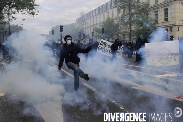 Black blocs au défilé du 1er Mai 2018. May Day masked Black Blocs Clash in Paris.