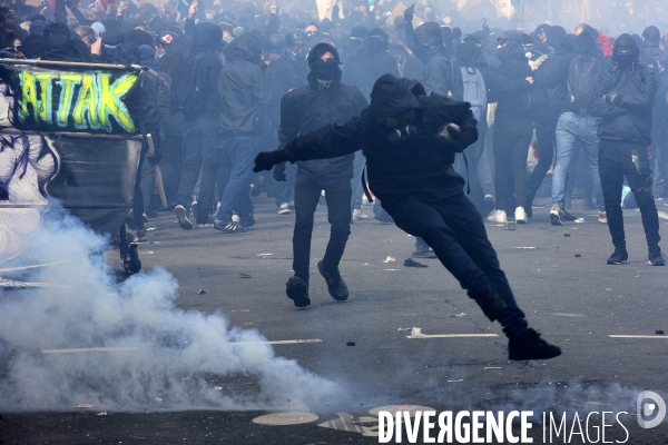 Black blocs au défilé du 1er Mai 2018. May Day masked Black Blocs Clash in Paris.