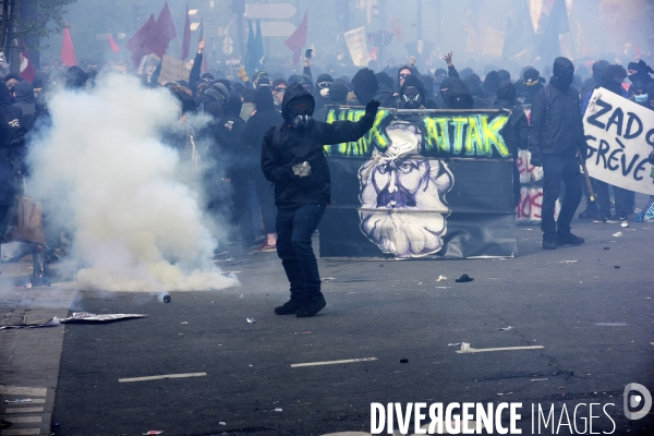 Black blocs au défilé du 1er Mai 2018. May Day masked Black Blocs Clash in Paris.